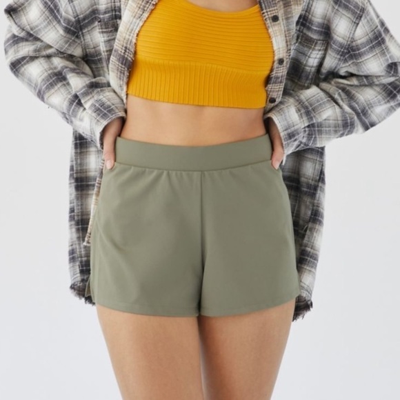 NWT Columbia Sandy Creek Stretch Semi Fitted Mid Rise 4” Shorts In Green - Picture 1 of 11